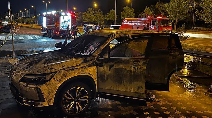 Şarj istasyonundaki elektrik araç alev alev yandı
