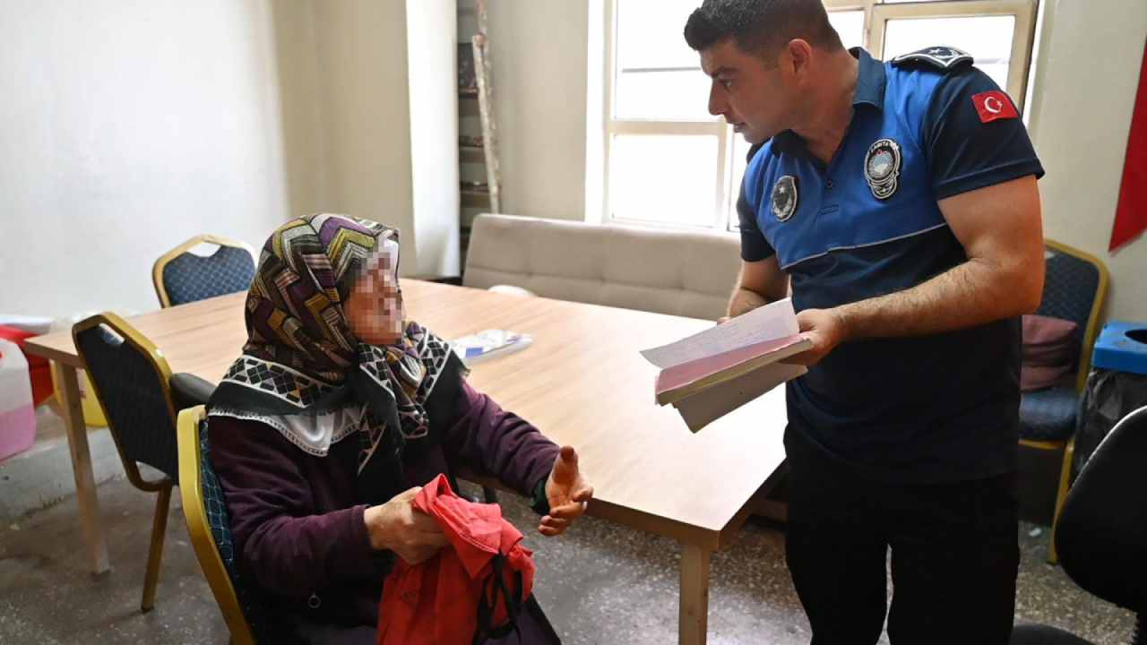 Dilenci kadının bir günde topladığı para zabıtanın masasına sığmadı