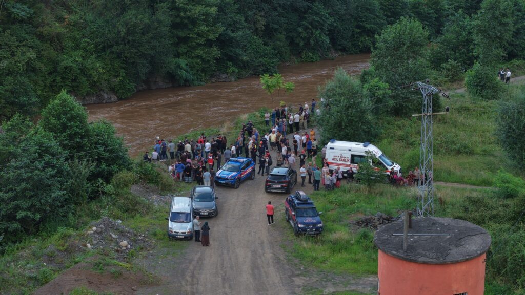 GİRESUN'DA SEL SULARINA KAPILAN ANNE İLE KIZINI ARAMA ÇALIŞMALARI HAVADAN GÖRÜNTÜLENDİ