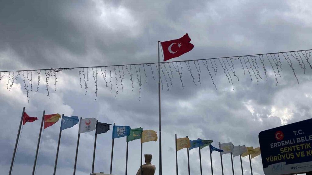 mersin-erdemlide-denizde-cikan-hortum-5-dakika-surdu-ardindan-saganak-geldi-cVjLuHCa